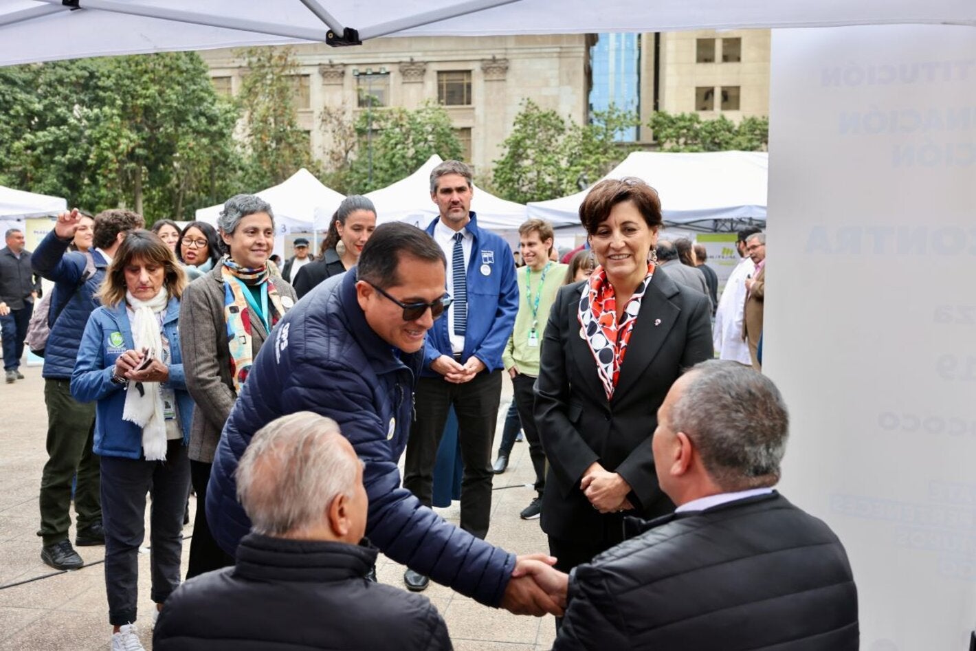 En el marco de la Campaña de Vacunación e Inmunización 2025 y la Semana de Vacunación en las Américas, la ministra de Salud, Dra. Ximena Aguilera junto al Representante de OPS/OMS Chile, Dr, Giovanni Escalante; constataron el funcionamiento de los módulos vacunación habilitados en la Plaza de la Constitución.