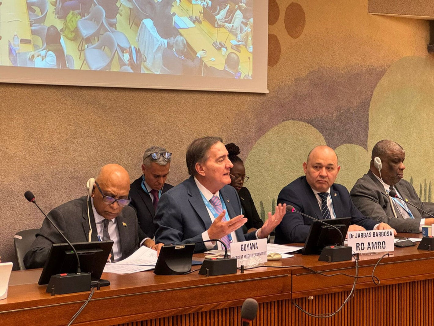 Dr. Jarbas Barbosa, met with the heads of delegation from the countries of the Americas to discuss two crucial issues on the Assembly's agenda: the pandemic agreement and the WHO's program budget for the 2026-2027 biennium, including the scale of assessed contributions