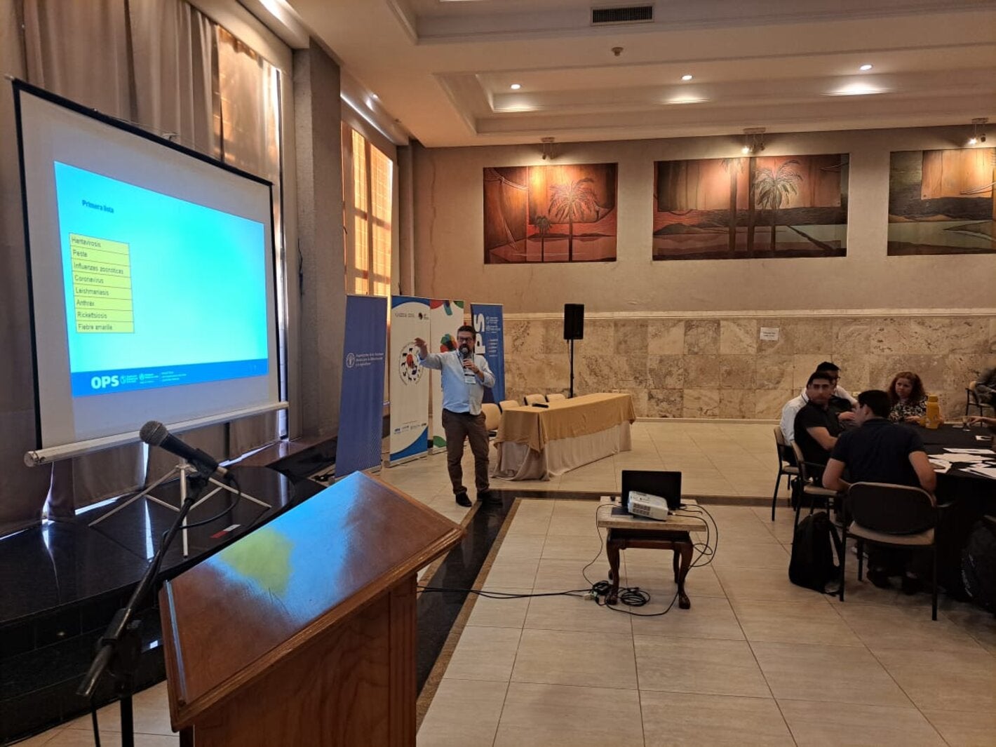 técnico de PANAFTOSA impartiendo taller en Paraguay sobre priorización de enfermedades zoonóticas