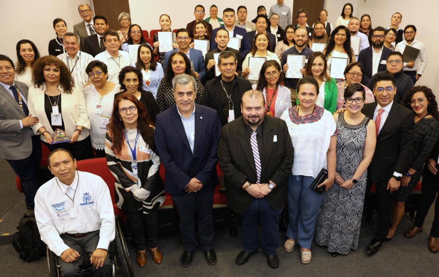 Participantes de la ceremonia del 40 aniversario del CEMECE, Centro Colaborador de la OPS/OMS en México para para la Clasificación de Enfermedadesla 