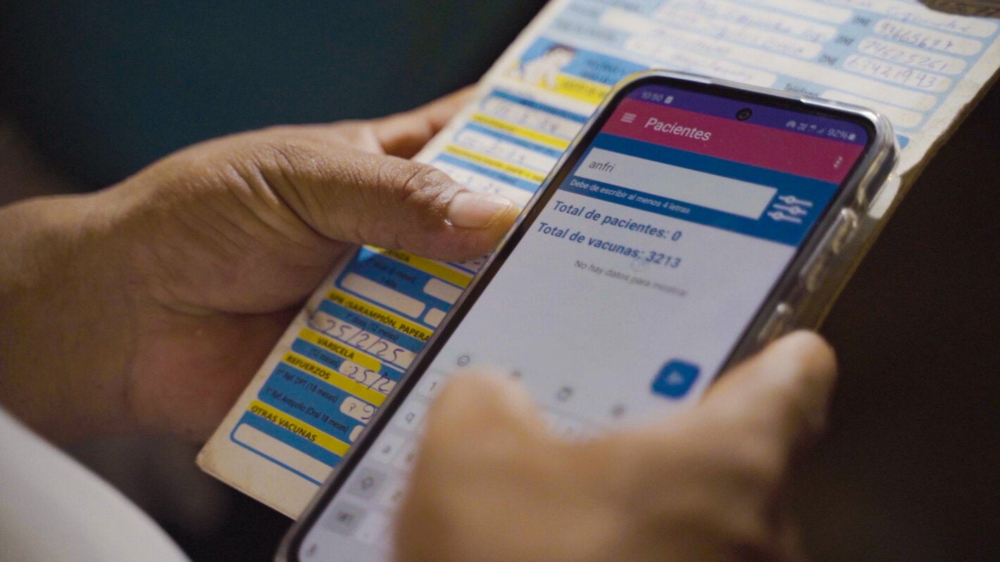 Teléfono móvil muestra la nueva app para registro de vacunación en Perú