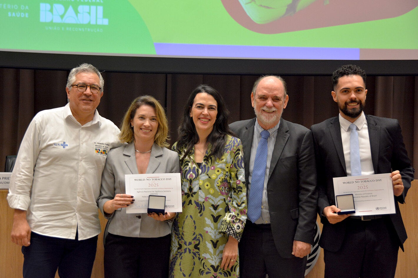 Ministro da Saúde do Brasil e representante adjunta da OPAS no Brasil entregam prêmios à Anvisa e Ministério da Fazenda