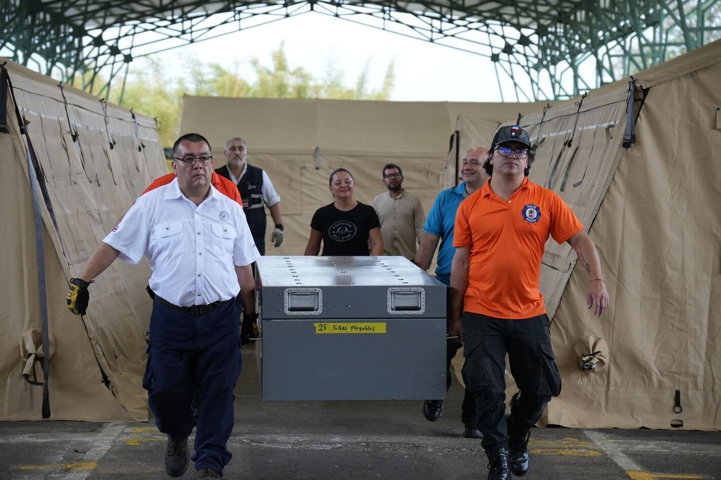 Miembros de los EMT movilizando un contenedor con elementos de uno de los módulos