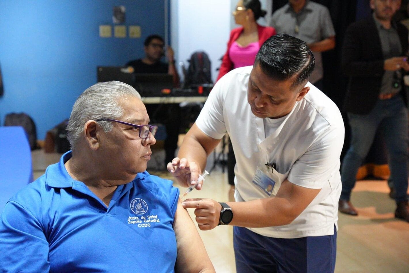 Uno de los primeros ciudadanos en ser vacunados durante la actividad