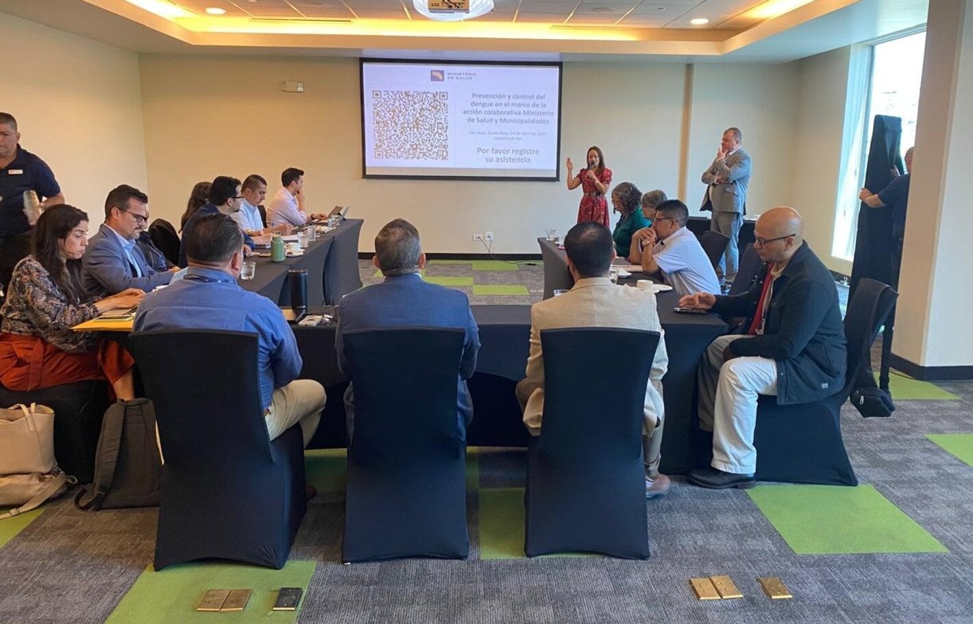 Alcaldes de varias municipalidades durante la reunión con Ministerio de Salud y la OPS