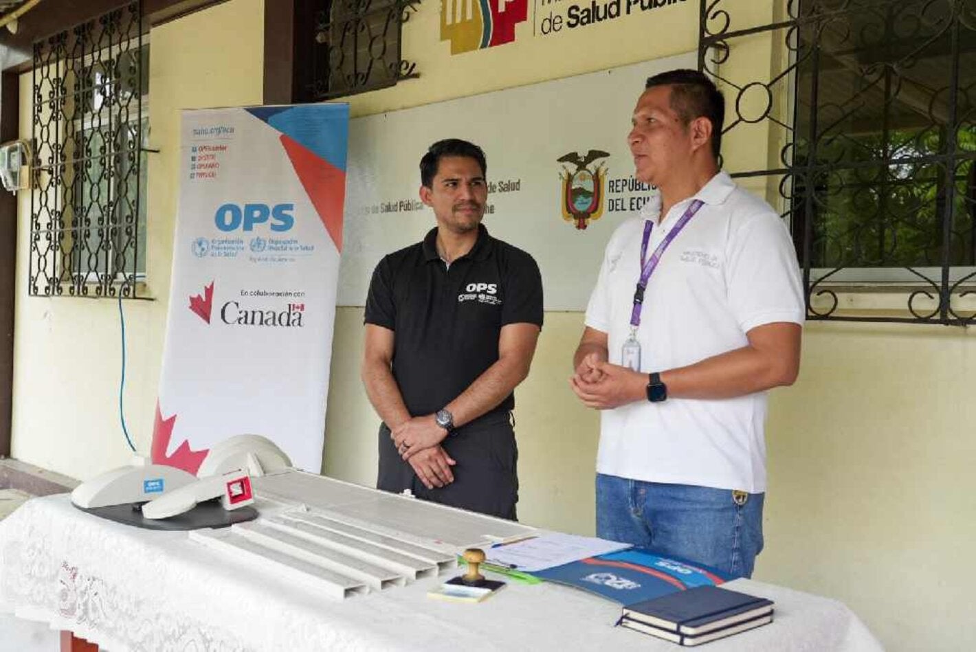 Daniel Antiporta, asesor internacional de OPS Ecuador entrega equipos antropométricos en centro de salud de Santa Elena