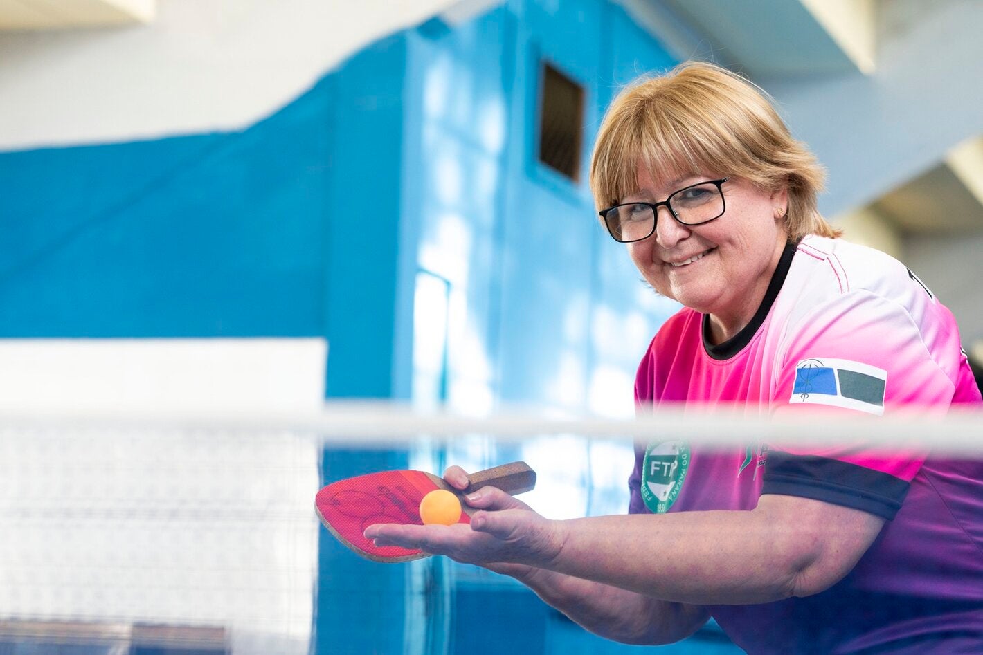 Mulher idosa joga pingue-pongue em Irati, no Paraná