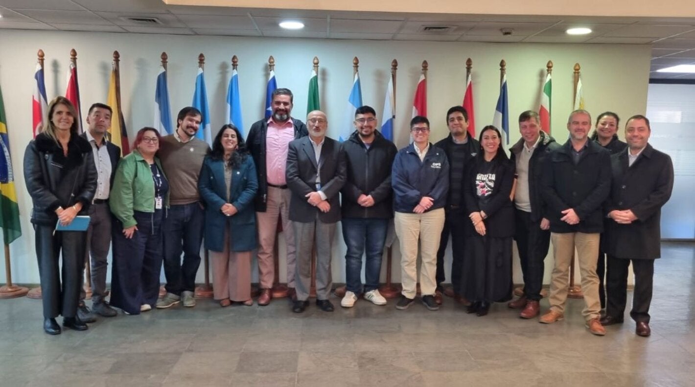 El encuentro reunió a representantes del Ministerio de Salud (MINSAL), el Instituto de Salud Pública (ISP), colegios profesionales, universidades y cadenas de farmacias, con el propósito de dar a conocer esta innovadora herramienta y analizar su posible implementación en el país.