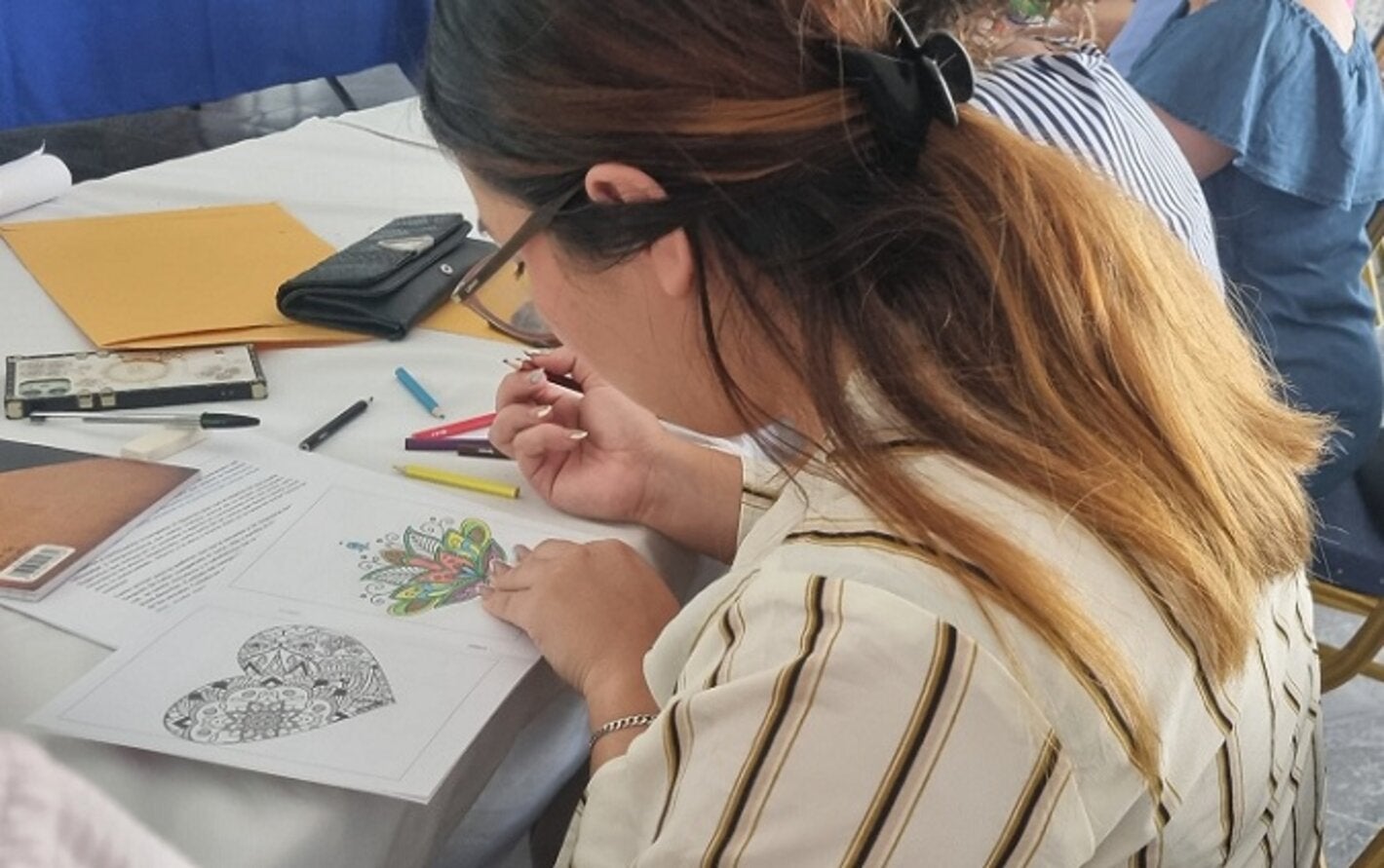 mujer pintando mandalas