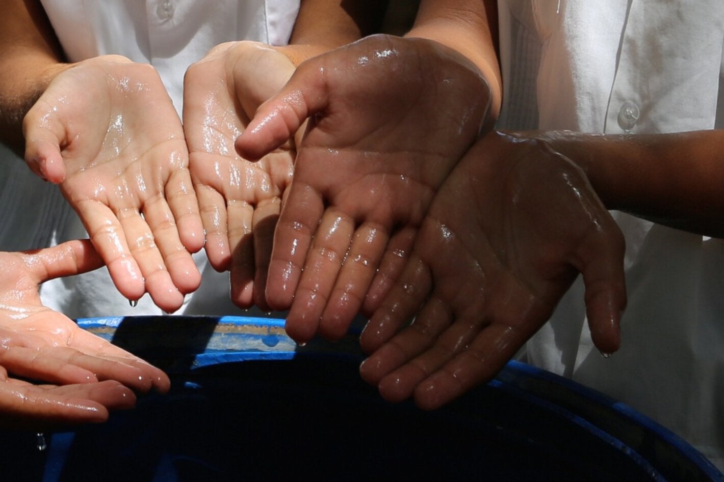 imagen de varias manos limpias
