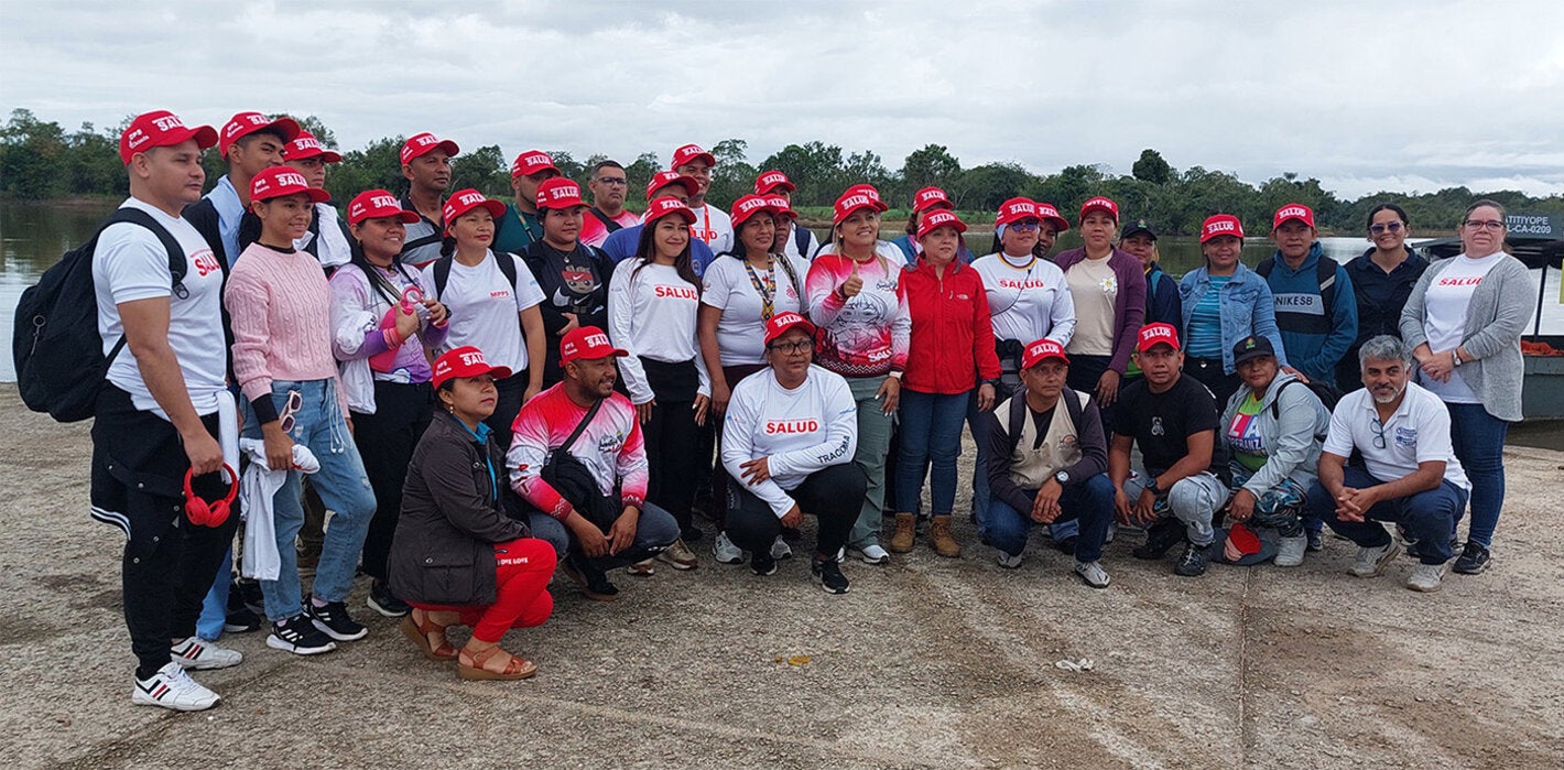 El equipo del ministerio de salud en el puerto de Samariapo, desde donde partió para llevar jornadas de salud a comunidades indígenas de acceso fluvial