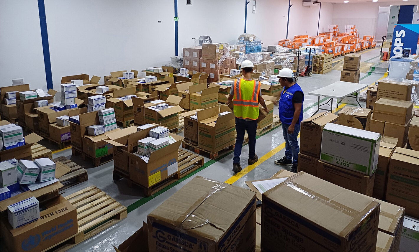 Preparación en el almacén logístico de la OPS de los insumos antes de ser repartidos por todo el territorio nacional