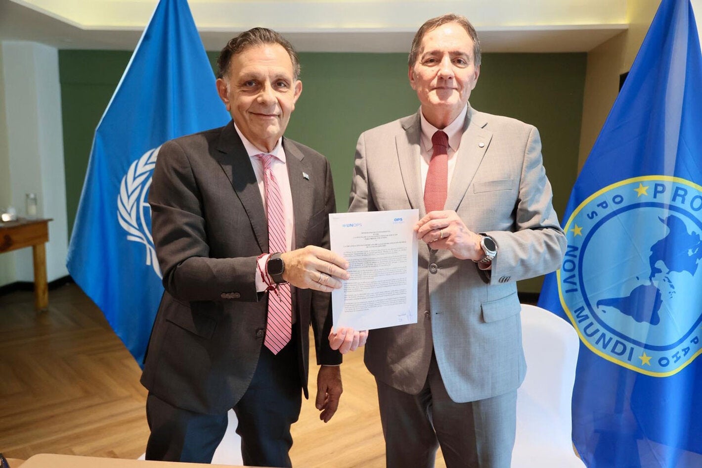 Fabrizio Feliciani, UNOPS Regional Director for Latin America and the Caribbean, and Dr. Jarbas Barbosa, Director of PAHO, pose after signing MoU