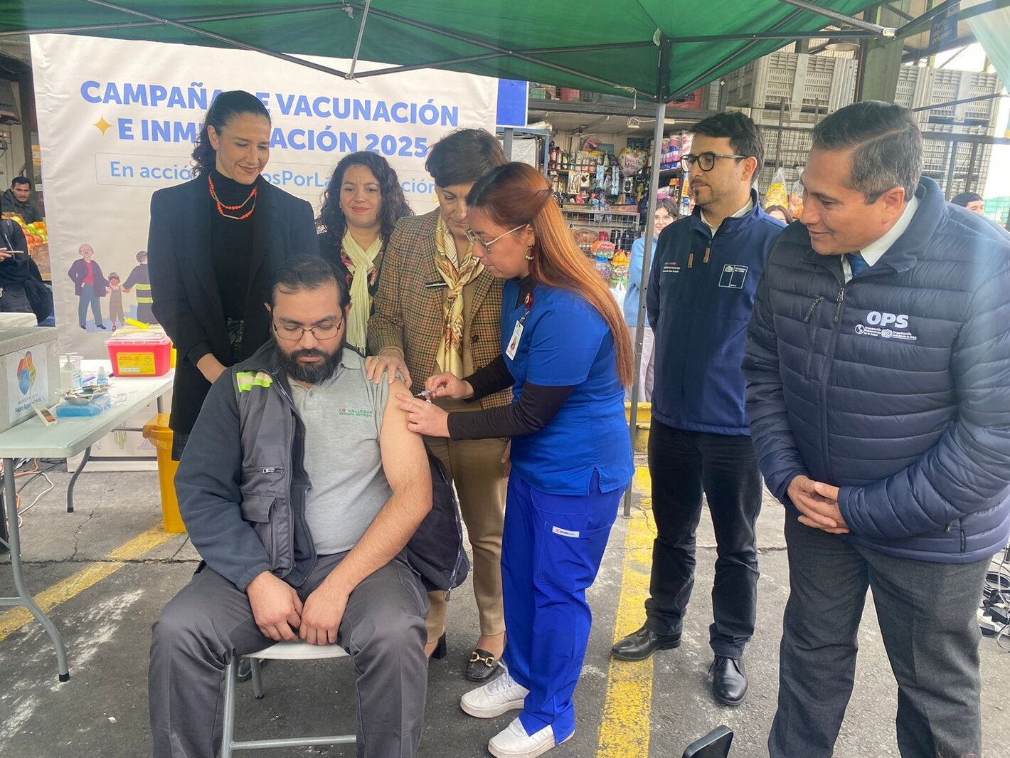 •	Operativo de vacunación extramural en el mercado mayorista Lo Valledor para fortalecer la inmunización contra enfermedades respiratorias.