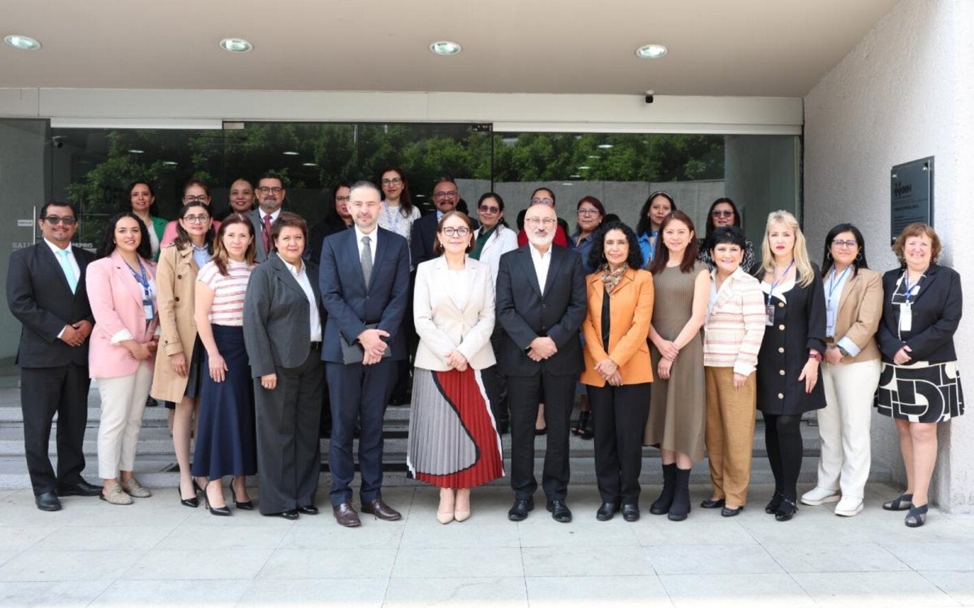 Foto grupal de los equipos técnicos que participaron en una reunión para fortalecer las capacidades del país
