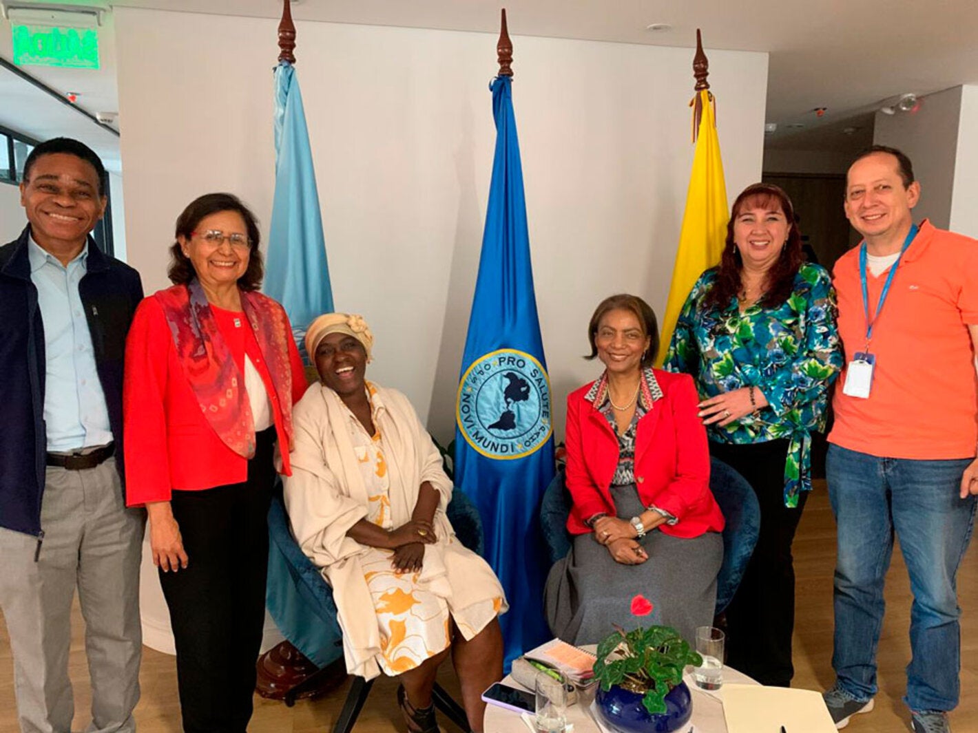 panel participante y grupo apoyo audiovisual. Encabezado por la PWR y el ADMO