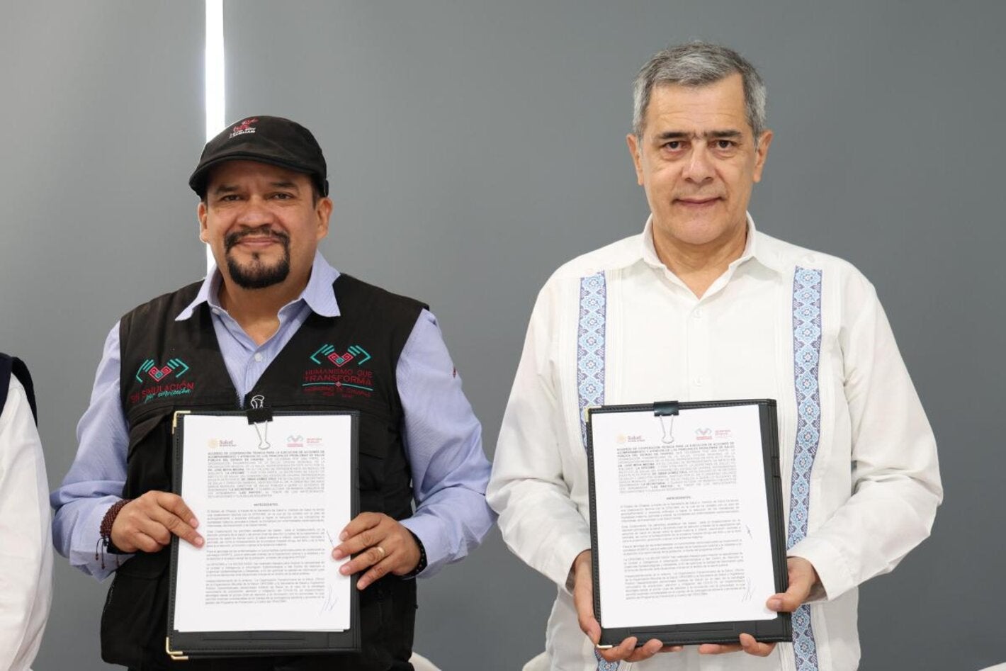 Secretario de Salud de Chiapas y representante de la OPS/OMS muestran el convenio de cooperación firmado