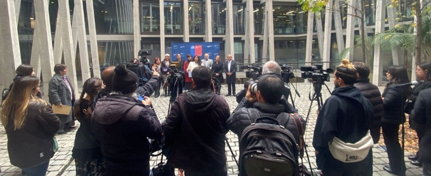 Las autoridades del Ministerio de Salud resaltaron que esta iniciativa se alinea con los 20 años del Convenio Marco de Control del Tabaco de la OMS que se celebran en 2025, reafirmando el liderazgo de Chile en la cooperación internacional para la salud pública.