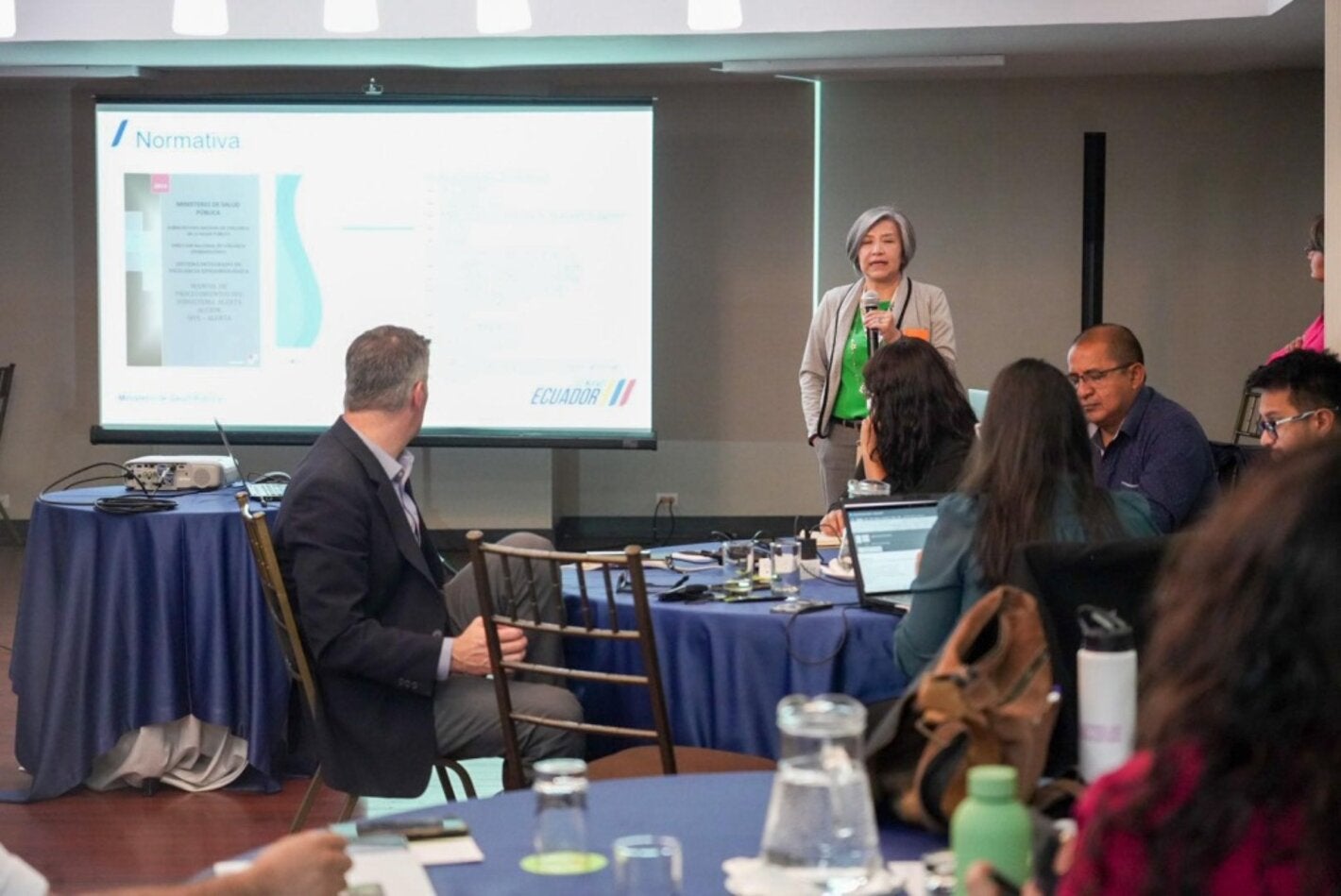 Participantes del taller durante la discusión técnica de la priorización de enfermedades zoonóticas y emergentes