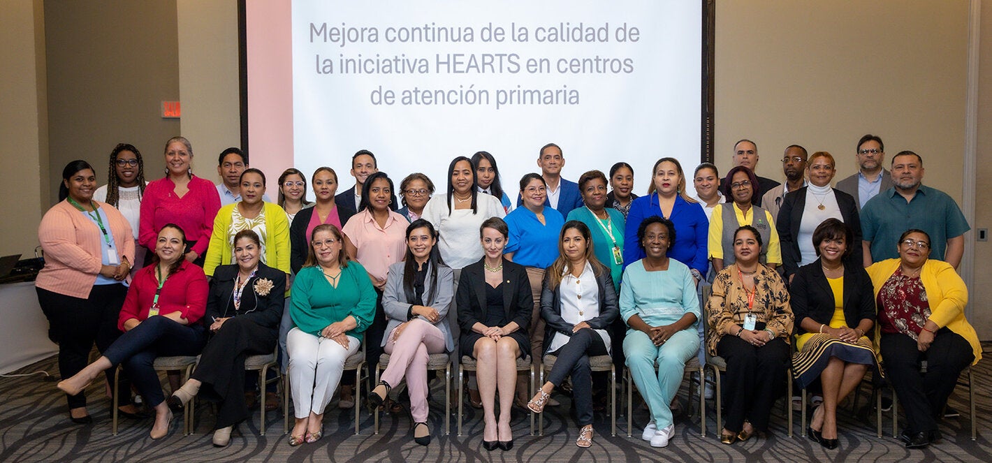 Fotografía grupal de participantes en el taller de autoevaluación HEARTS.
