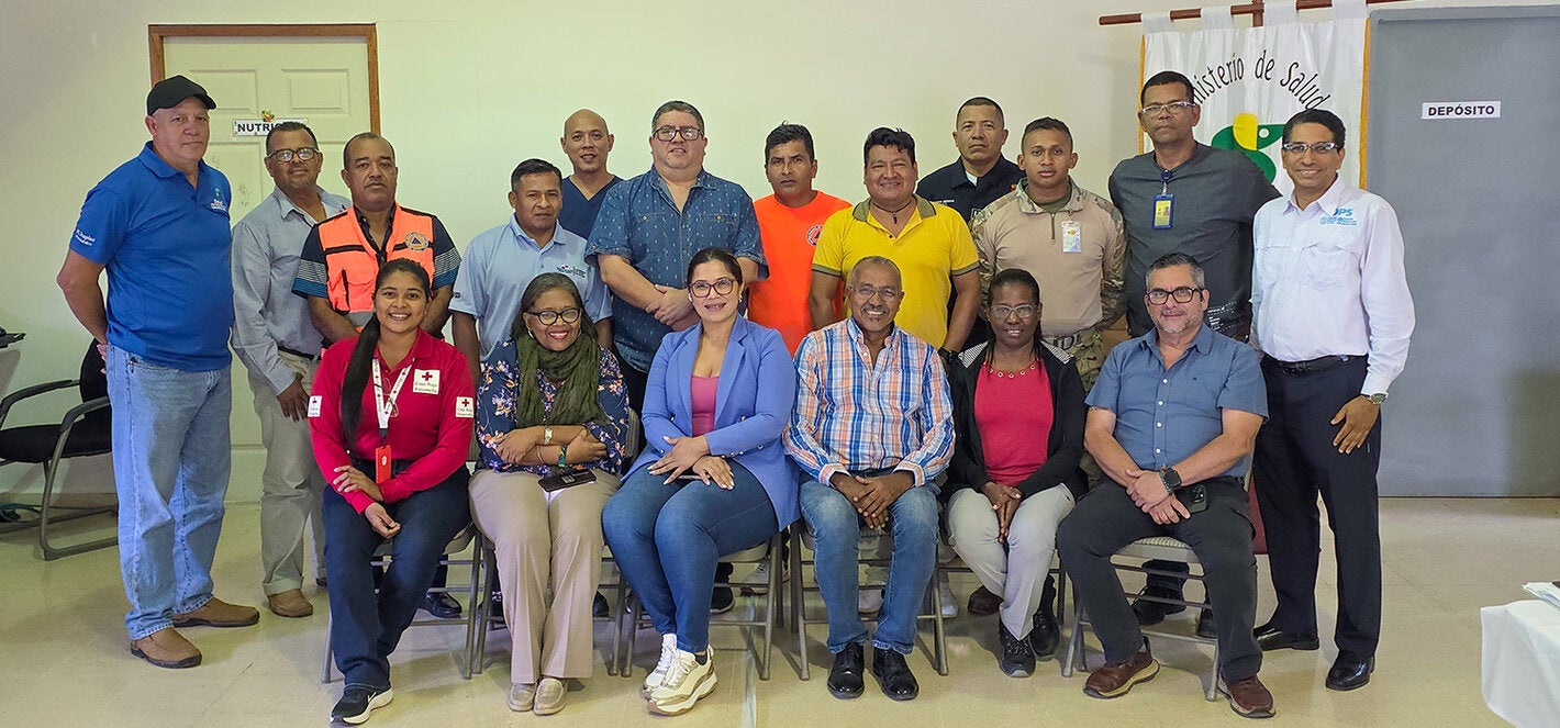 Fotografía grupal de participantes de la evaluación de riesgos evaluación estratégica de riesgos para la salud en Darién y Emberá Wounaan.