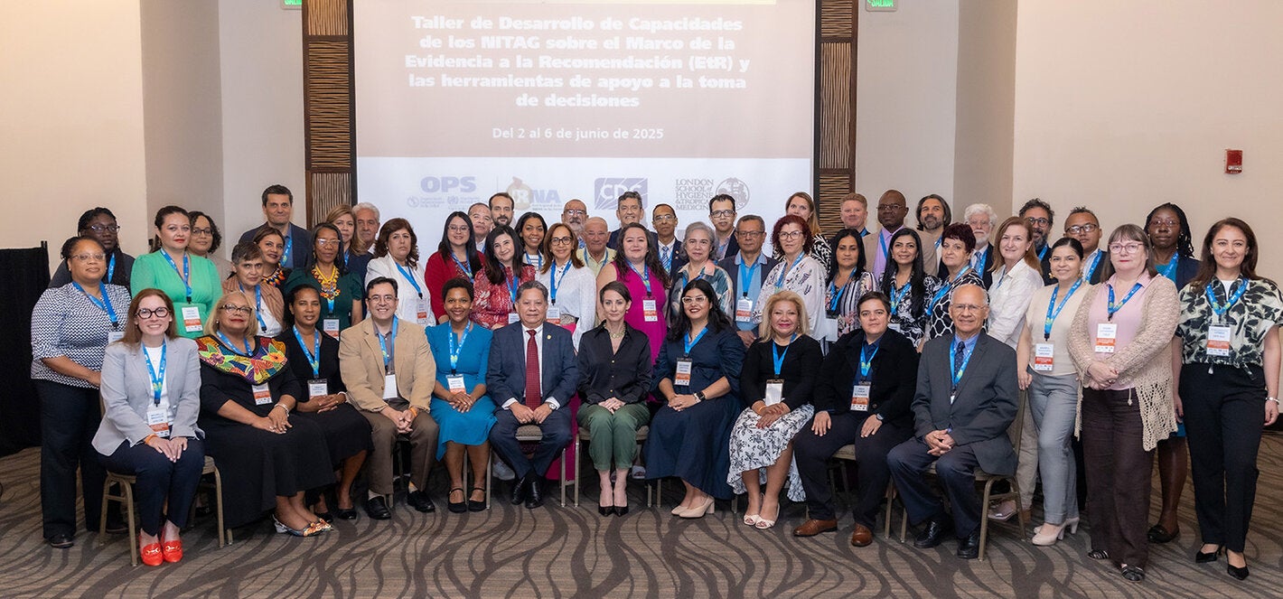 Fotografía grupal del taller regional en Panamá para los Comités Asesores de Inmunización (NITAGs por sus siglas en inglés) de once países de las Américas.