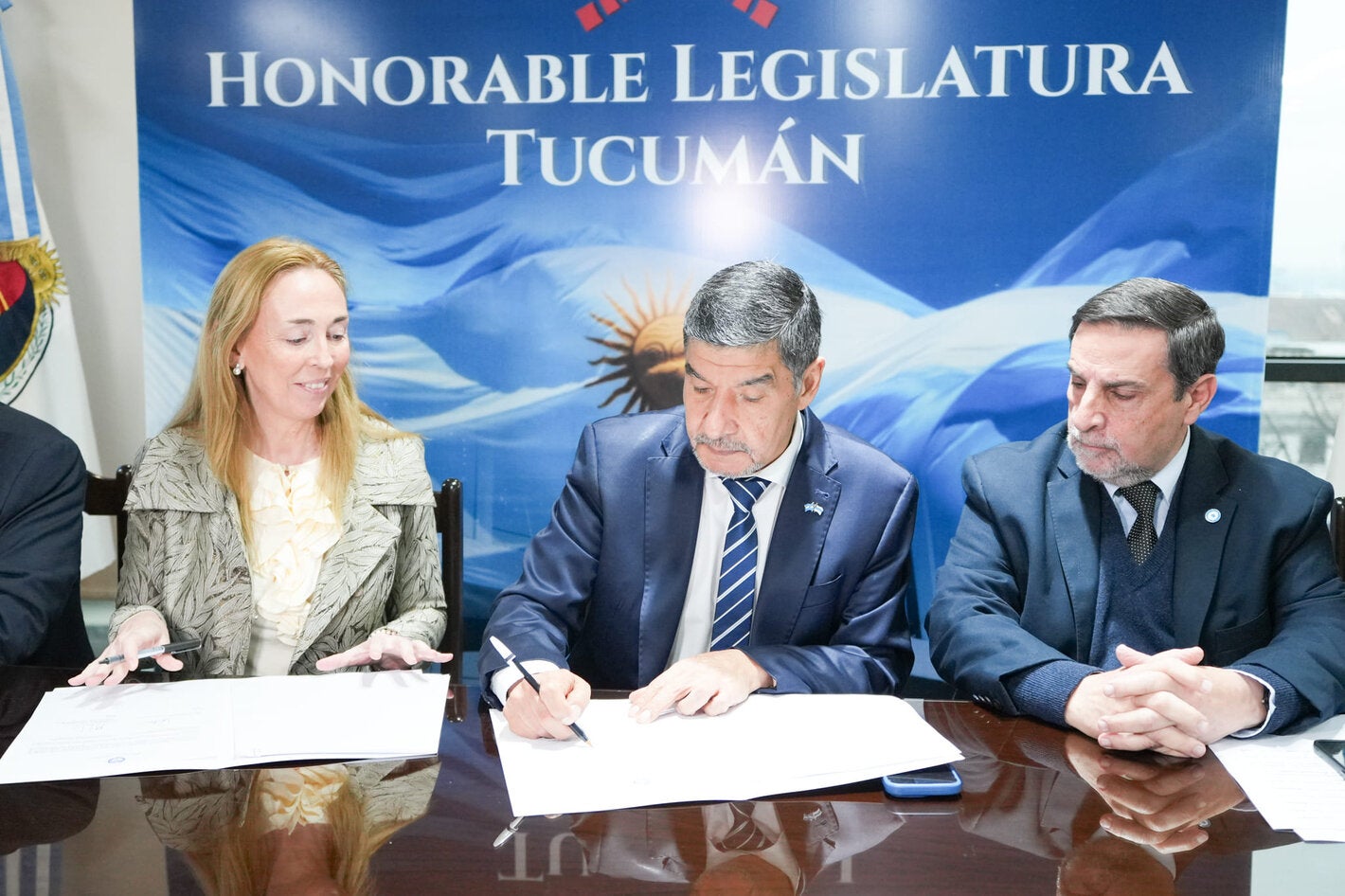 Foto de la firma del acuerdo