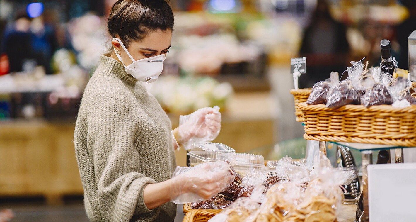 mulher de máscara fazendo compras