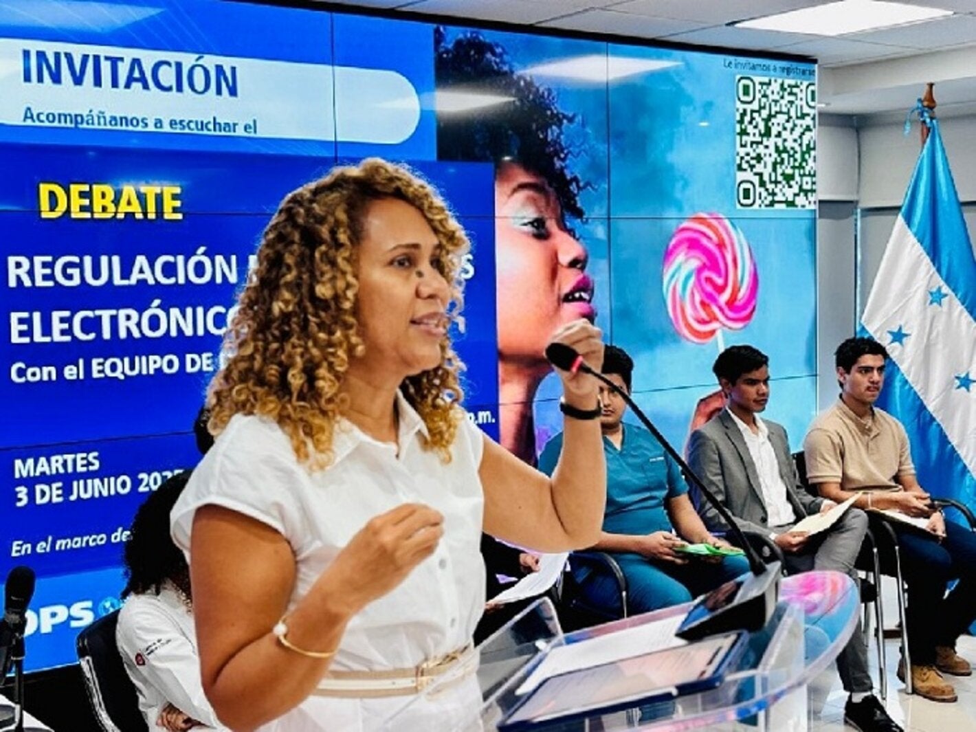 La Representante se dirige a los jóvenes en debate sobre regulación de cigarrillos electrónicos