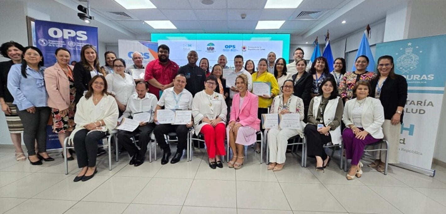 Ministra de Salud y Representante con primer grupo de jefes regionales de salud