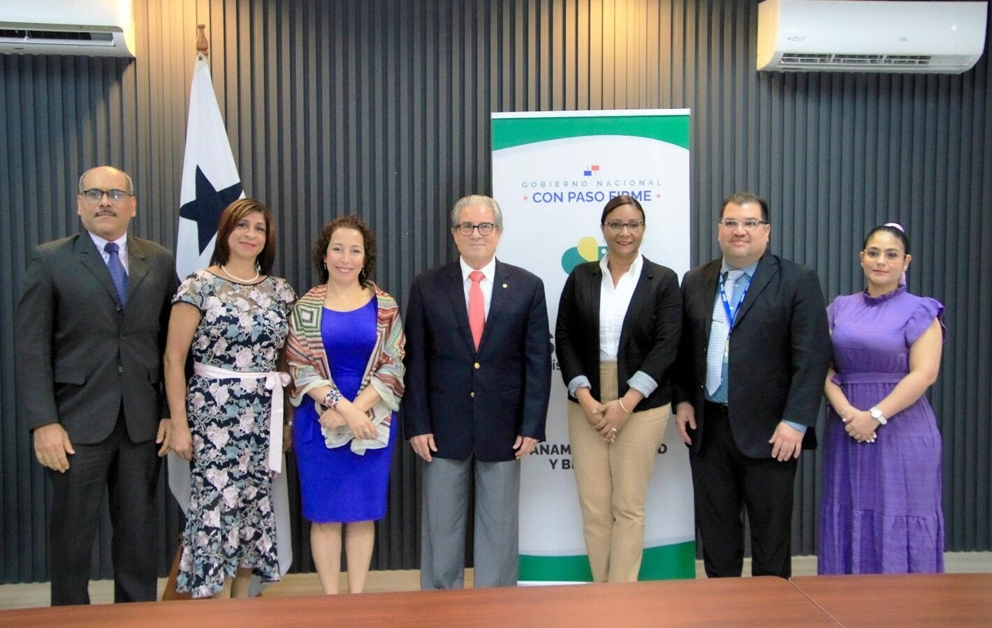Fotografía de las autoridades que presidieron la inauguración del curso