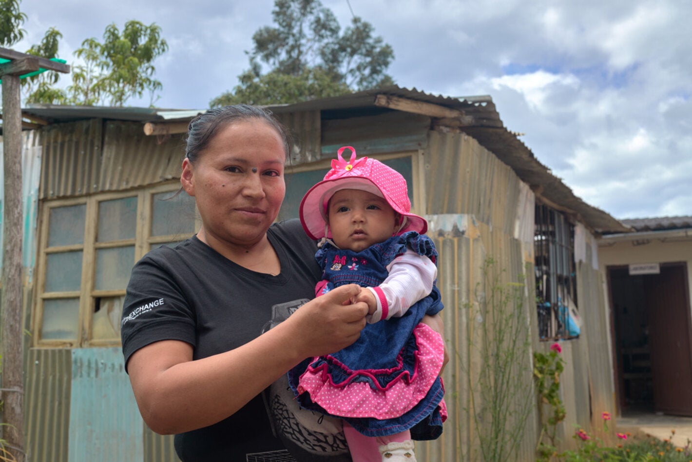 Madre peruana sostiene a su bebé