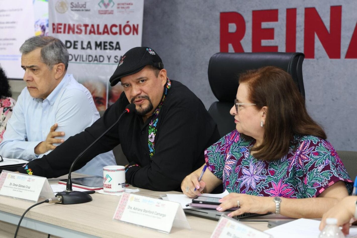 El secretario de Salud de Chiapas dando su mensaje, acompañado de autoridades federales