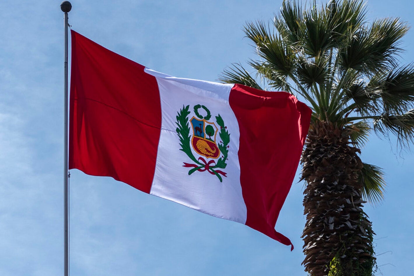 bandera del Perú izada