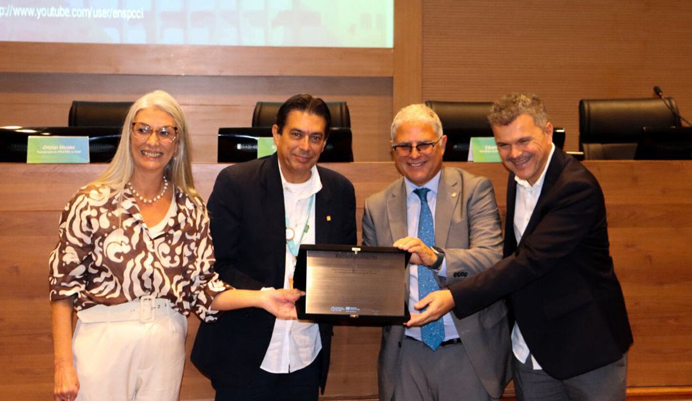 Representante da OPAS entrega placa de reconhecimento a dirigentes da ENSP/Fiocruz