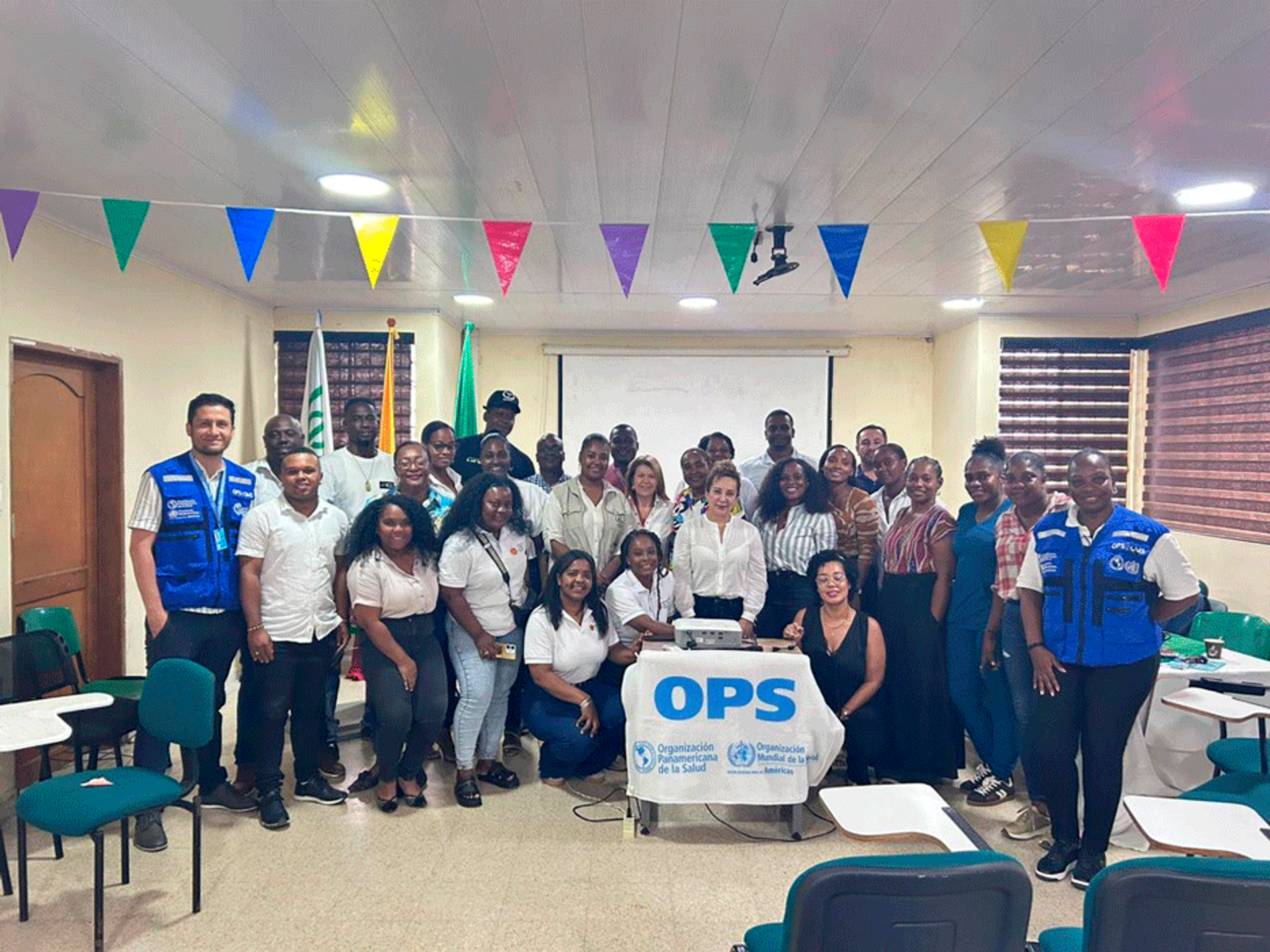 Grupo de personas asistentes a reunuind efortalecimiento y gobernanza