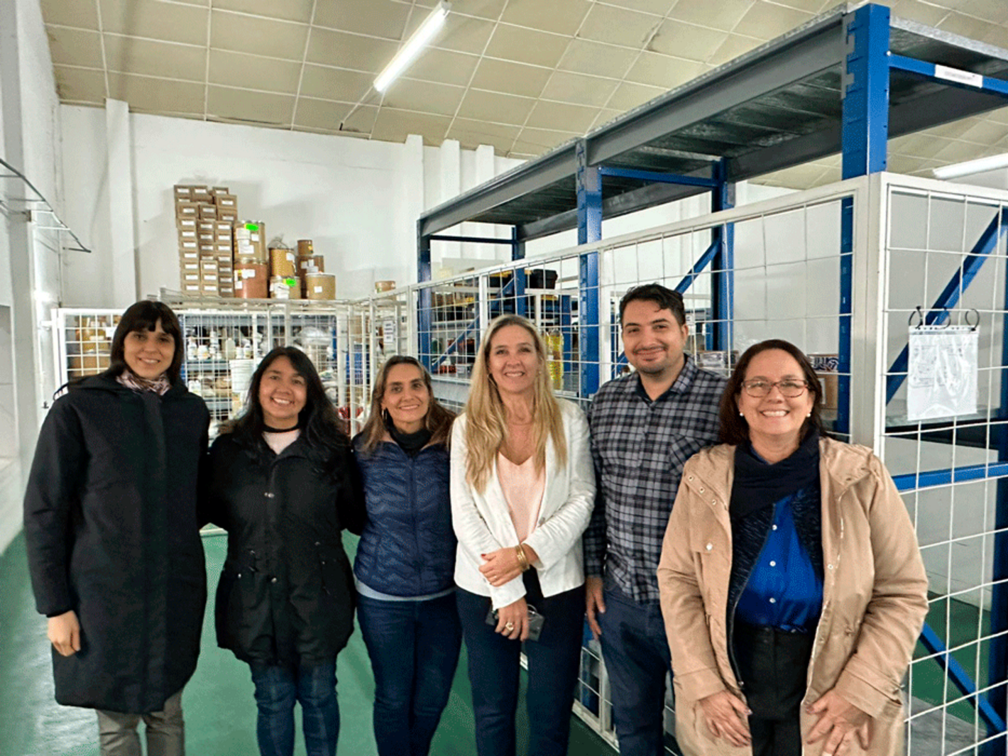 Personas en un almacen de medicamentos