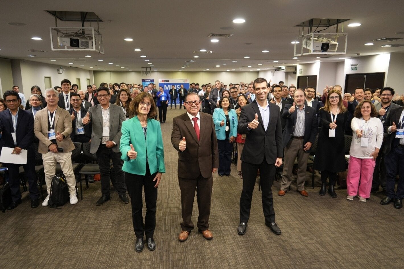 Autoridades y participantes del evento  "Conectatón 2025"