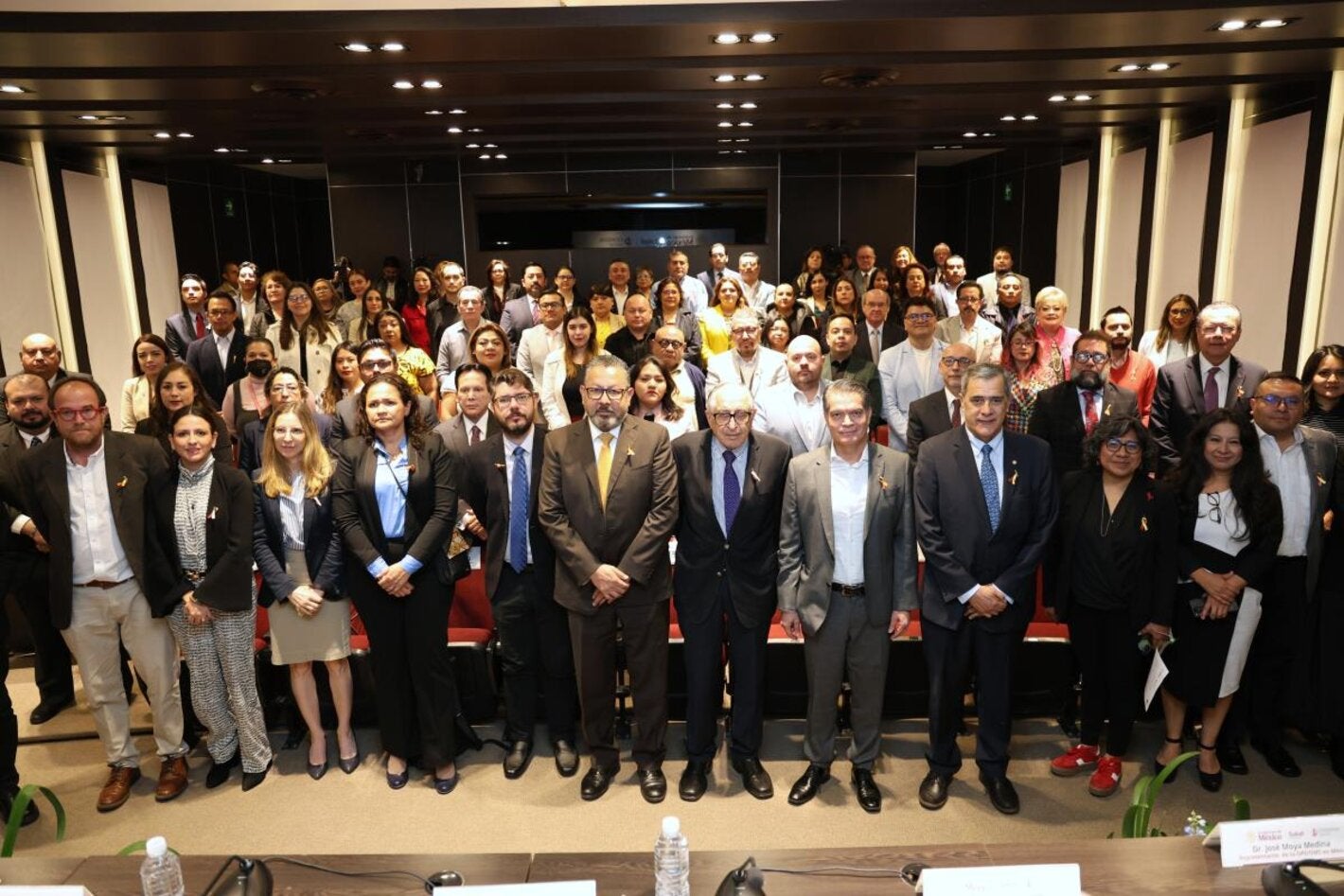 Foto grupal de participantes en el evento conmemorativo en el marco del Día Mundial contra la Hepatitis