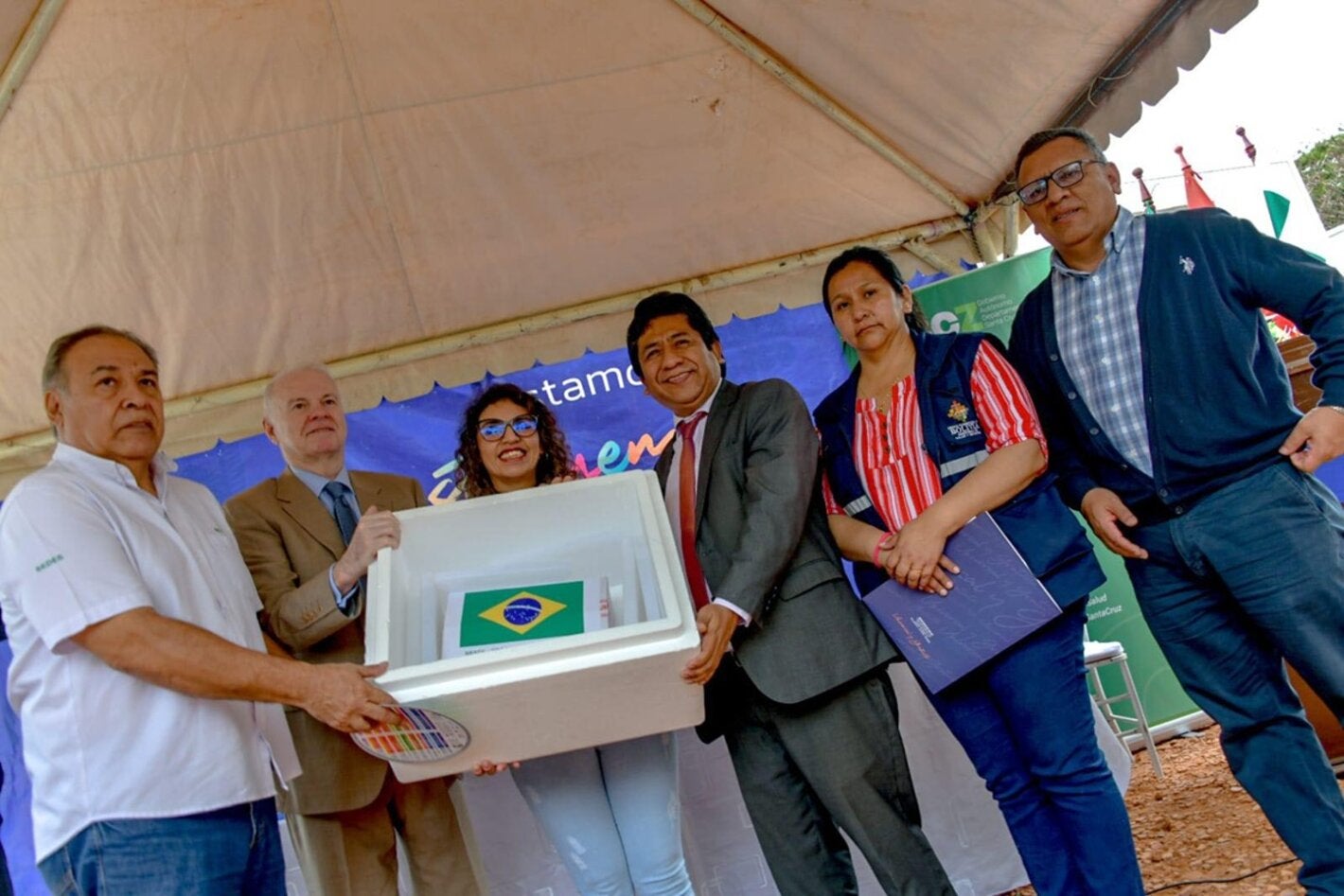 Autoridades de saúde do Brasil e da Bolívia com as vacinas doadas