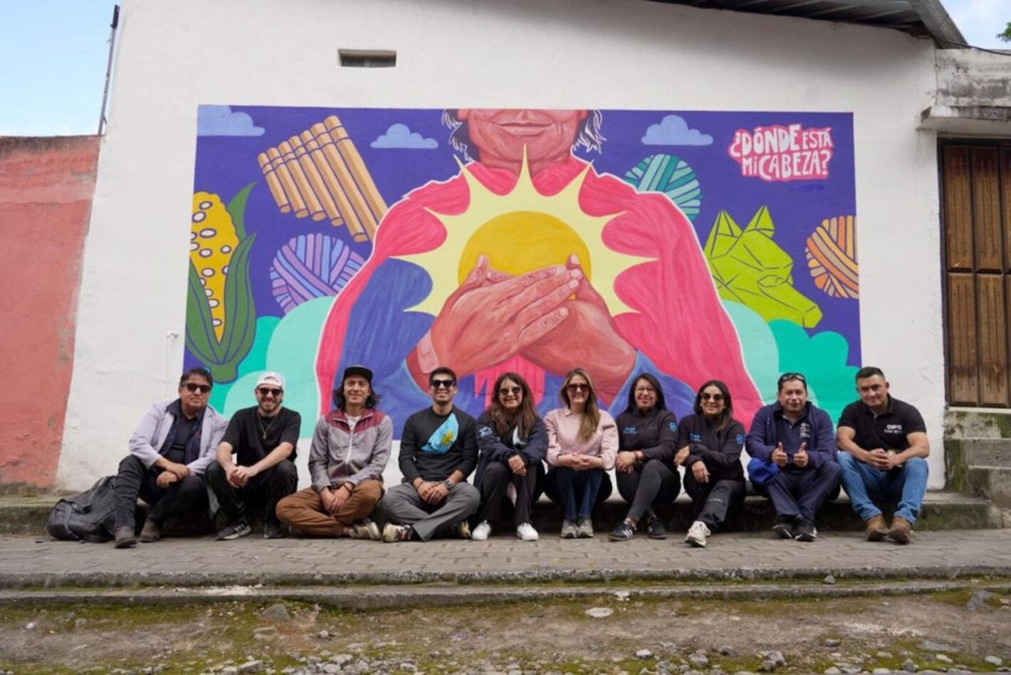 El equipo de OPS/OMS Ecuador junto a los muralistas de ¿Dónde esta mi cabeza?
