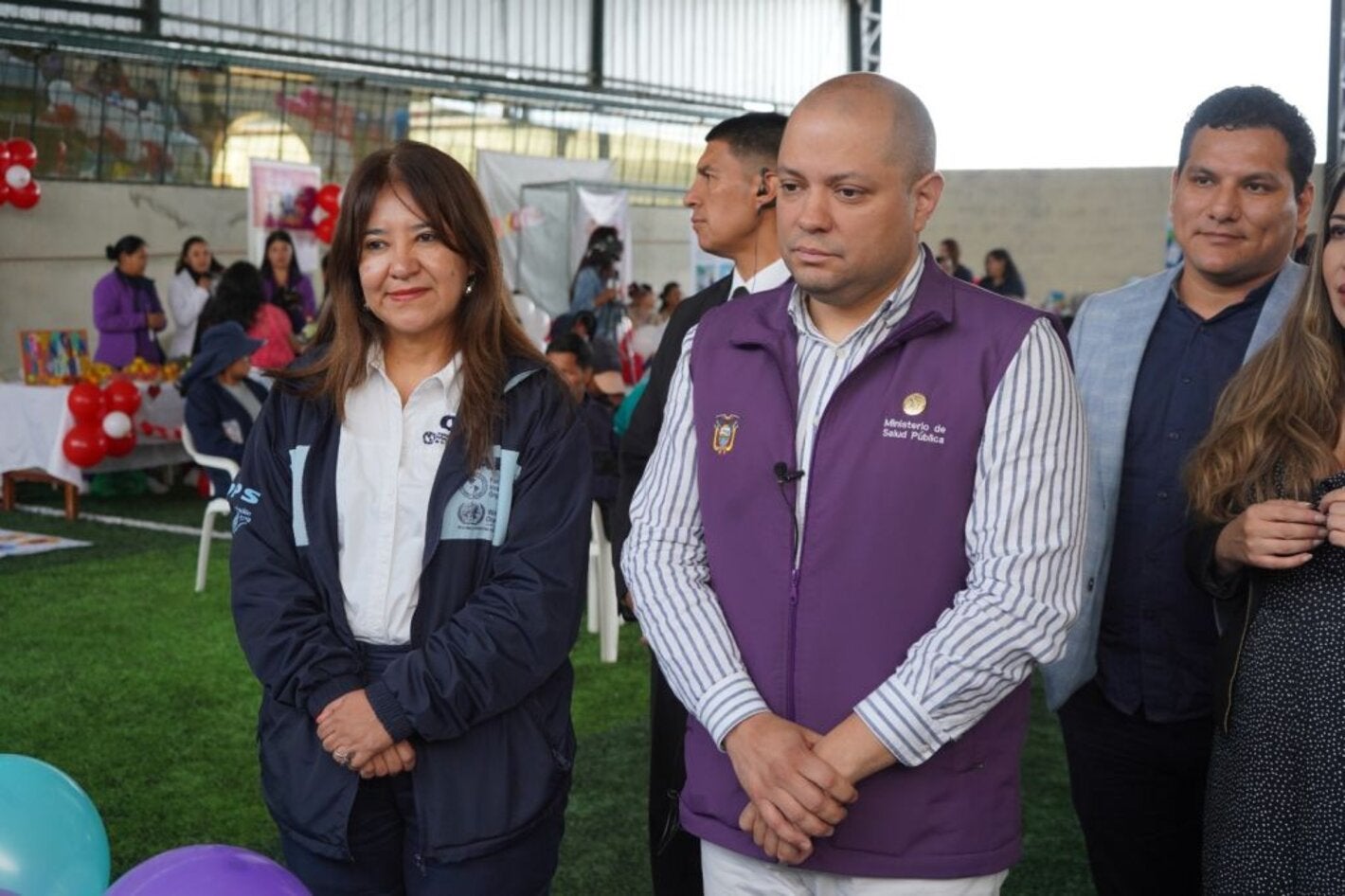 Sonia Quezada, presentante de OPS/OMS Ecuador junto a Juan Bernardo Sanchez, ministro de Salud Pública; durante el lanzamiento de la campaña de vacunación 2025 contra la COVID-19