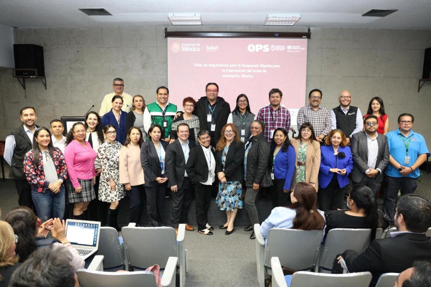 Grupo de personas que forman parte del equipo nacional de respuesta rápida ante brotes de sarampión en México