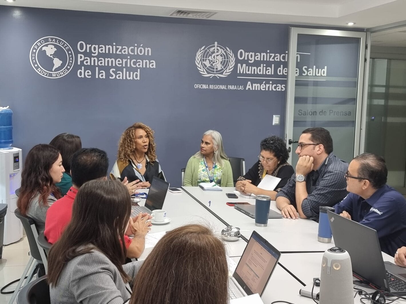 Representante OPS se dirige a la academia