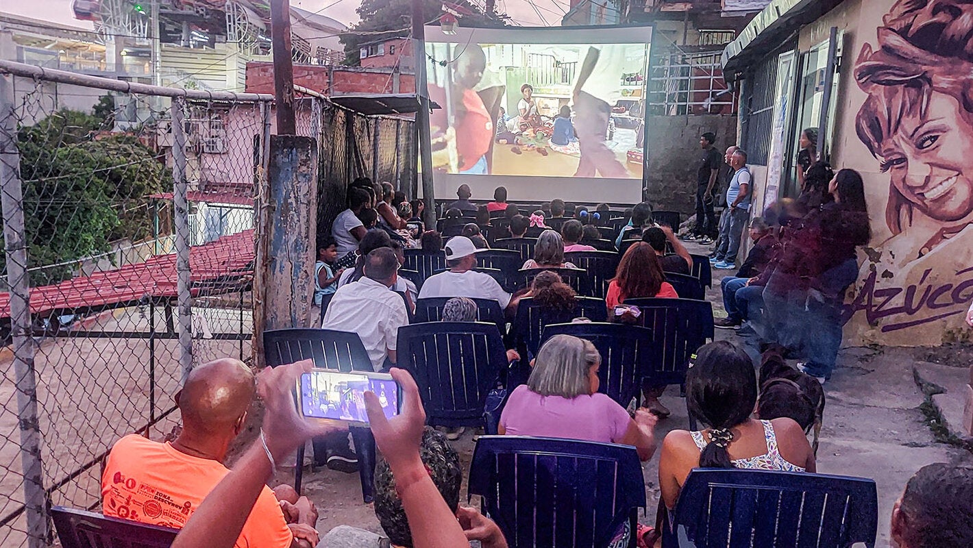 Exhibición de cortos de salud en la comunidad de La Fila, San Agustín del Sur, Caracas