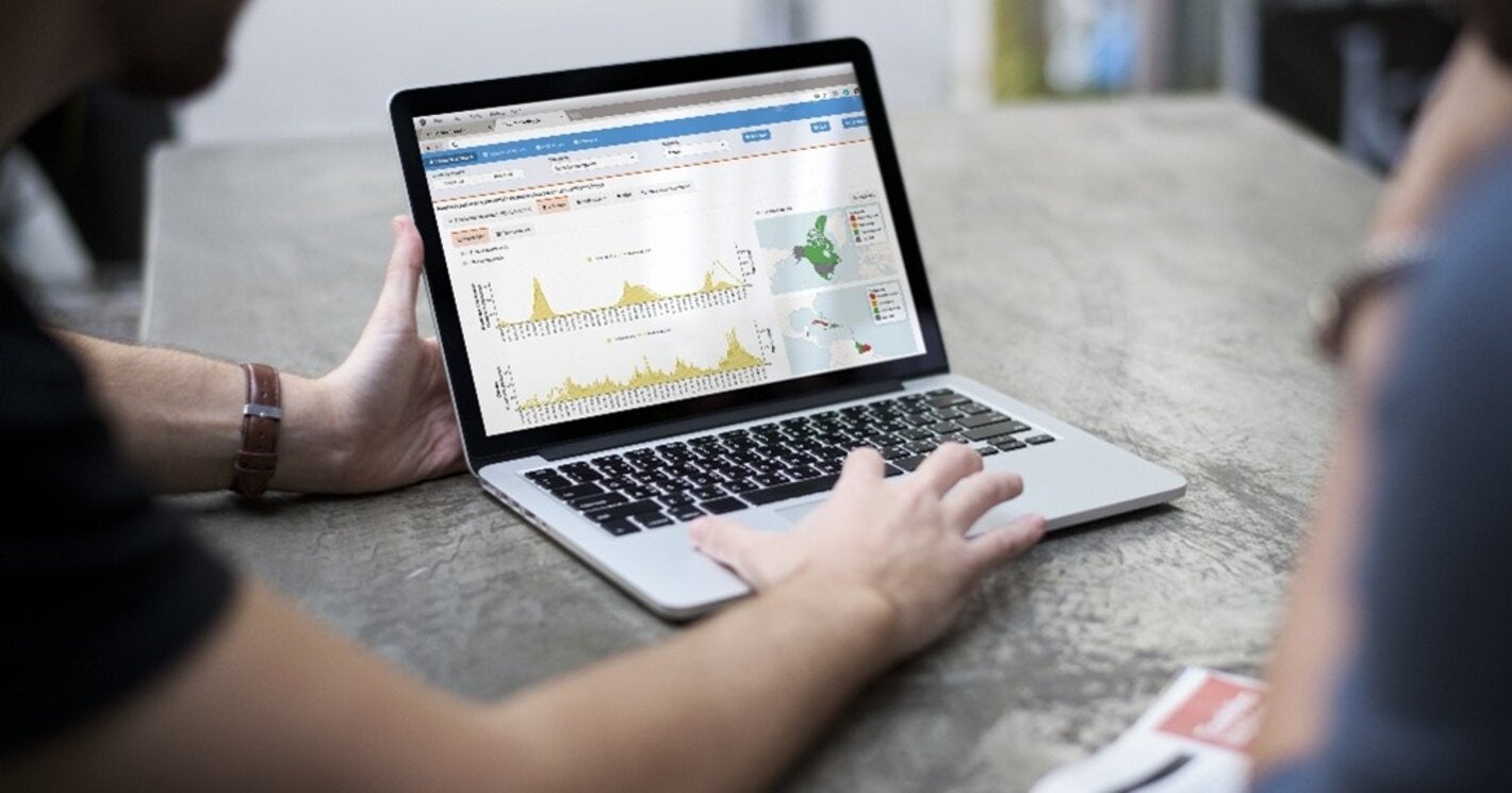 Tablero de virus respiratorios en pantalla de computador