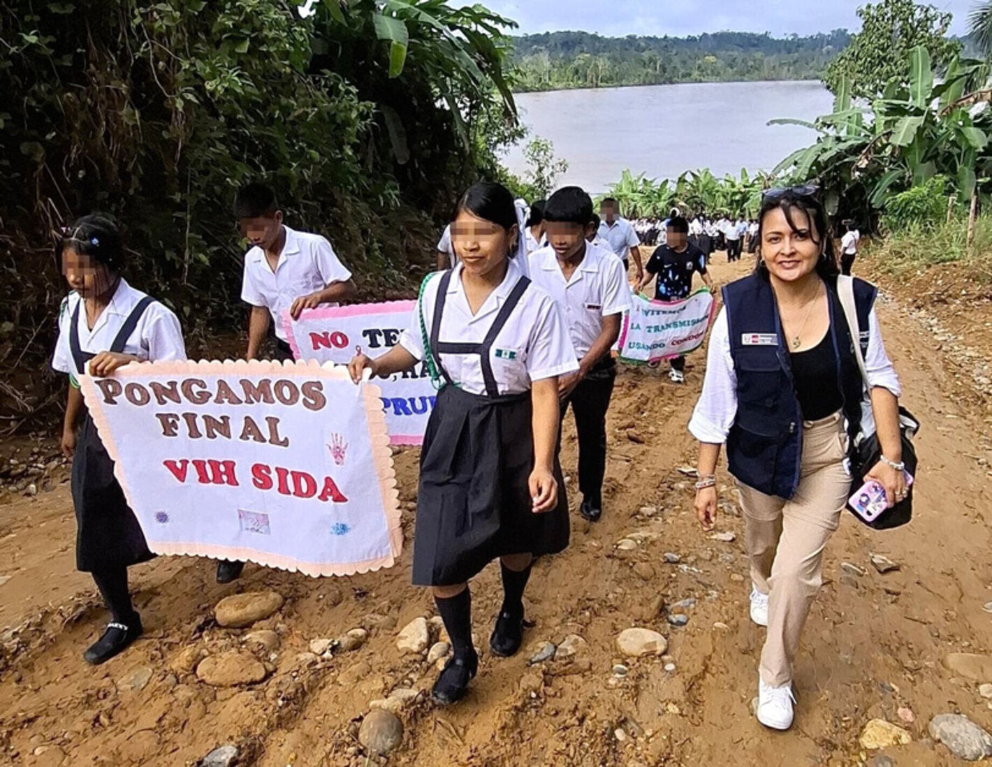 escolares de comunidades amazónicas portan carteles sobre prevención de VIH 