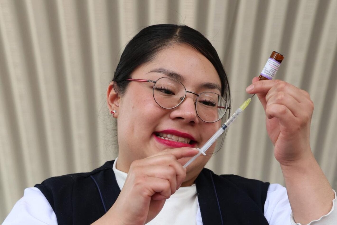 Enfermera prepara vacuna contra sarampión y rubeola