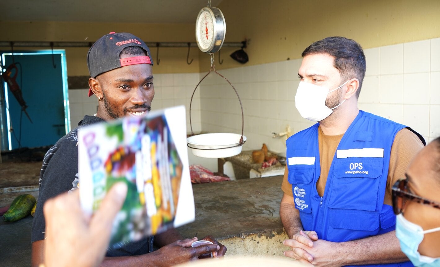 técnico de PANAFTOSA en misión en RD supervisionando la inocuidad de alimentos en mercados tradicionales