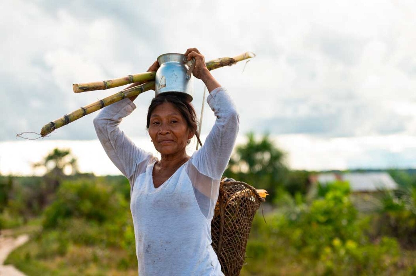 Persona mujer con oyeta en la cabeza